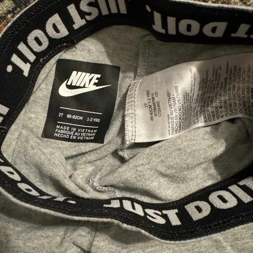 Nike Kids Light Gray Leggings - Picture 2 of 2